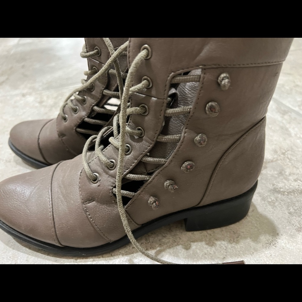 👢 - Picture 2 of 4
